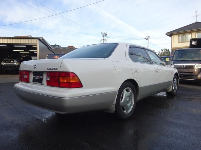 セルシオ Ｃ仕様　本革巻ステアリング　皮シート　パワーシート　シートヒーター　ウッドパネル　キーレス　ナビ　ＨＩＤヘッドライト　クルーズコントロール　トラクションコントロール（5枚目）