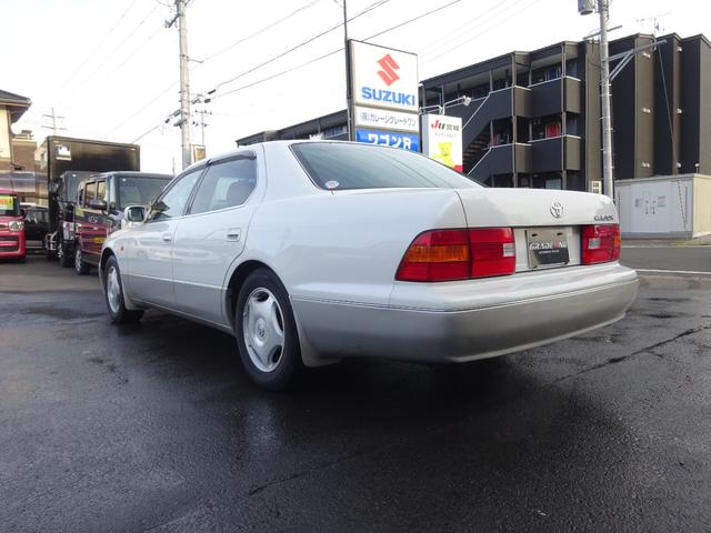 セルシオ Ｃ仕様　本革巻ステアリング　皮シート　パワーシート　シートヒーター　ウッドパネル　キーレス　ナビ　ＨＩＤヘッドライト　クルーズコントロール　トラクションコントロール（7枚目）