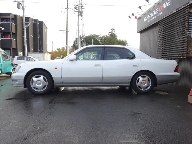 セルシオ Ｃ仕様　本革巻ステアリング　皮シート　パワーシート　シートヒーター　ウッドパネル　キーレス　ナビ　ＨＩＤヘッドライト　クルーズコントロール　トラクションコントロール（8枚目）