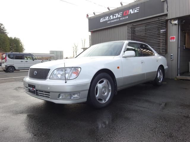 セルシオ Ｃ仕様　本革巻ステアリング　皮シート　パワーシート　シートヒーター　ウッドパネル　キーレス　ナビ　ＨＩＤヘッドライト　クルーズコントロール　トラクションコントロール（9枚目）