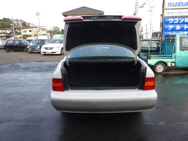 セルシオ Ｃ仕様　本革巻ステアリング　皮シート　パワーシート　シートヒーター　ウッドパネル　キーレス　ナビ　ＨＩＤヘッドライト　クルーズコントロール　トラクションコントロール（10枚目）