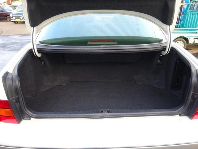 セルシオ Ｃ仕様　本革巻ステアリング　皮シート　パワーシート　シートヒーター　ウッドパネル　キーレス　ナビ　ＨＩＤヘッドライト　クルーズコントロール　トラクションコントロール（11枚目）