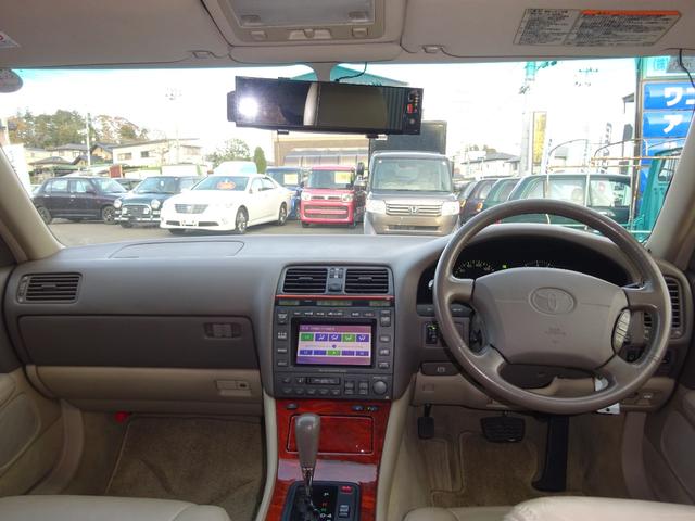 セルシオ Ｃ仕様　本革巻ステアリング　皮シート　パワーシート　シートヒーター　ウッドパネル　キーレス　ナビ　ＨＩＤヘッドライト　クルーズコントロール　トラクションコントロール（12枚目）