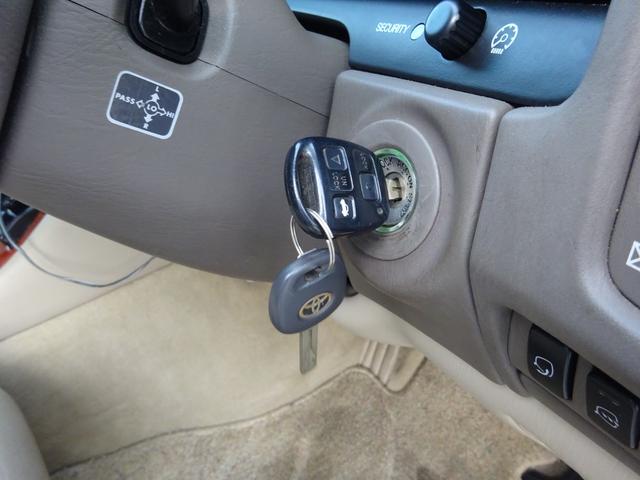 セルシオ Ｃ仕様　本革巻ステアリング　皮シート　パワーシート　シートヒーター　ウッドパネル　キーレス　ナビ　ＨＩＤヘッドライト　クルーズコントロール　トラクションコントロール（20枚目）