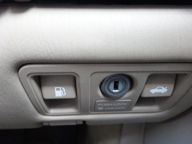 セルシオ Ｃ仕様　本革巻ステアリング　皮シート　パワーシート　シートヒーター　ウッドパネル　キーレス　ナビ　ＨＩＤヘッドライト　クルーズコントロール　トラクションコントロール（21枚目）