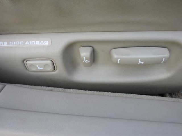 セルシオ Ｃ仕様　本革巻ステアリング　皮シート　パワーシート　シートヒーター　ウッドパネル　キーレス　ナビ　ＨＩＤヘッドライト　クルーズコントロール　トラクションコントロール（22枚目）