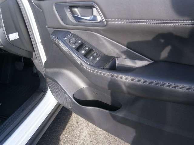 メインパワーウィンドウ操作スイッチ類とボトルホルダー