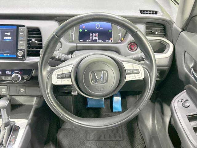 フィット ｅ：ＨＥＶホーム　純正９型ナビ　禁煙車　衝突軽減装置　アダプティブクルーズ　ＬＥＤヘッド　オートハイビーム　フルセグ　ＥＴＣ　Ｂｌｕｅｔｏｏｔｈ　バックカメラ　ハーフレザー　レーンキープ　コーナーセンサー　オートライト（12枚目）