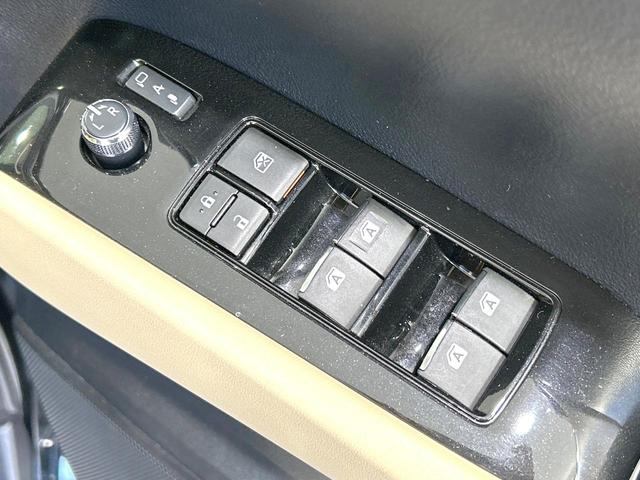 ヴェルファイアハイブリッド Ｘ　４ＷＤ　禁煙車　純正１０．５型ナビ　電動スライドドア　レーダークルーズ　バックカメラ　衝突軽減装置　ＬＥＤヘッド　ＬＥＤフォグ　ＥＴＣ　ドラレコ　リアオートエアコン　オートエアコン　オートライト（65枚目）