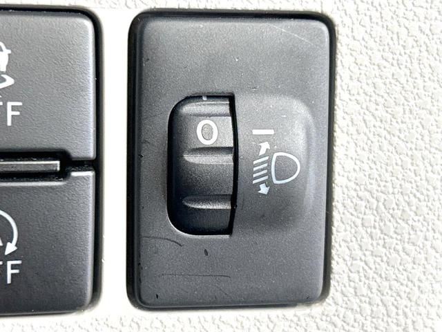 ミライース Ｘ　ＳＡＩＩＩ　禁煙車　純正ナビ　衝突軽減装置　コーナーセンサー　ＬＥＤヘッド　オートマチックハイビーム　車線逸脱警報　誤発進抑制機能　先行車発進お知らせ機能　オートエアコン　Ｂｌｕｅｔｏｏｔｈ　ＣＤ　ＤＶＤ再生（28枚目）
