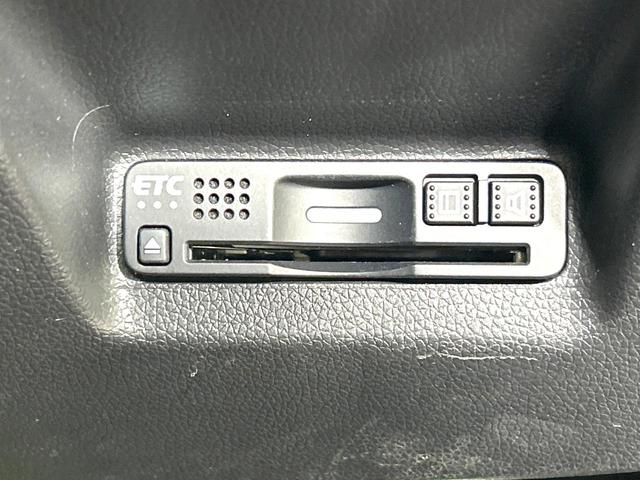 シャトル ハイブリッドＺ　ホンダセンシング　純正ＳＤナビ　バックカメラ　寒冷地仕様　衝突被害軽減システム　レーダークルーズ　禁煙車　ハーフレザーシート　ドラレコ　コーナーセンサー　スマートキー　ＬＥＤヘッド　ルーフレール　ビルトインＥＴＣ（7枚目）