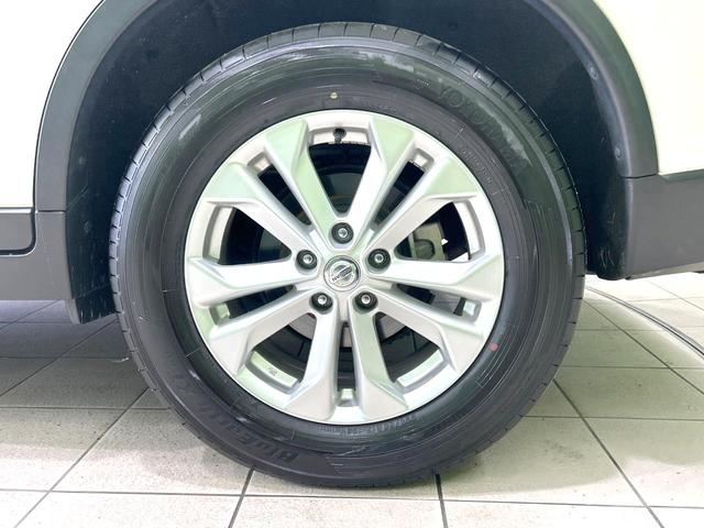 エクストレイル ２０Ｘ　ハイブリッド　エマージェンシーブレーキＰ　４ＷＤ　メーカーナビ　全周囲カメラ　衝突被害軽減システム　禁煙車　電動リアゲート　レザーシート　コーナーセンサー　スマートキー　ＬＥＤヘッド　ビルトインＥＴＣ　クルコン　オートライト　デュアルエアコン（50枚目）