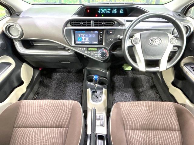 アクア Ｇ　禁煙車　寒冷地塩生　純正ナビ　バックカメラ　スマートキー　シートヒーター　オートライト　オートエアコン　フルセグ　Ｂｌｕｅｔｏｏｔｈ再生　１５インチＡＷ　革巻きステアリング　プライバシーガラス（2枚目）