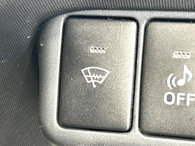 アクア Ｇ　禁煙車　寒冷地塩生　純正ナビ　バックカメラ　スマートキー　シートヒーター　オートライト　オートエアコン　フルセグ　Ｂｌｕｅｔｏｏｔｈ再生　１５インチＡＷ　革巻きステアリング　プライバシーガラス（3枚目）