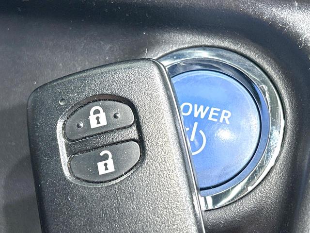 アクア Ｇ　禁煙車　寒冷地塩生　純正ナビ　バックカメラ　スマートキー　シートヒーター　オートライト　オートエアコン　フルセグ　Ｂｌｕｅｔｏｏｔｈ再生　１５インチＡＷ　革巻きステアリング　プライバシーガラス（6枚目）