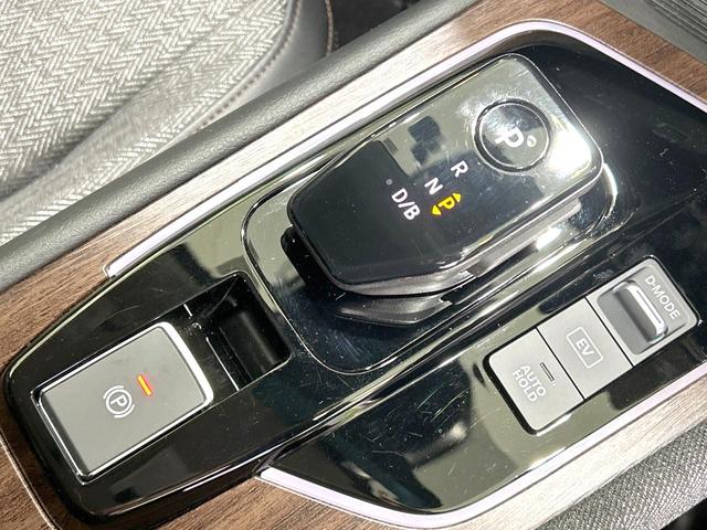 オーラ Ｇ　禁煙車　ＢＯＳＥサウンドシステム　メーカー純正９型ナビ　プロパイロット　全周囲カメラ　衝突軽減装置　デジタルインナーミラー　スマートキー　シートヒーター　ステアリングヒーター　純正１７インチＡＷ（26枚目）