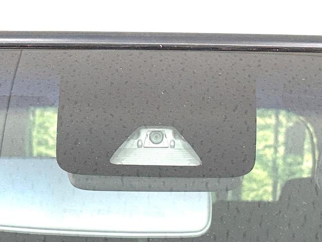 【スマートアシスト】走行中に前方の車両等を認識し、衝突しそうな時は警報とブレーキで衝突回避と被害軽減をアシスト。より安全にドライブをお楽しみいただけます。