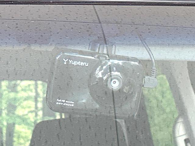 【ドライブレコーダー】安心・安全なカーライフに必須のドライブレコーダーを装備!走行中はもちろん、あおり運転や事故に遭遇した際の状況も映像で記録し、万一のリスクに備えます。