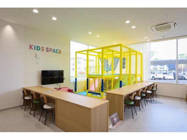 大きなキッズスペースも完備!小さなお子様連れでも、ゆっくりとお車探しをお楽しみいただけます。