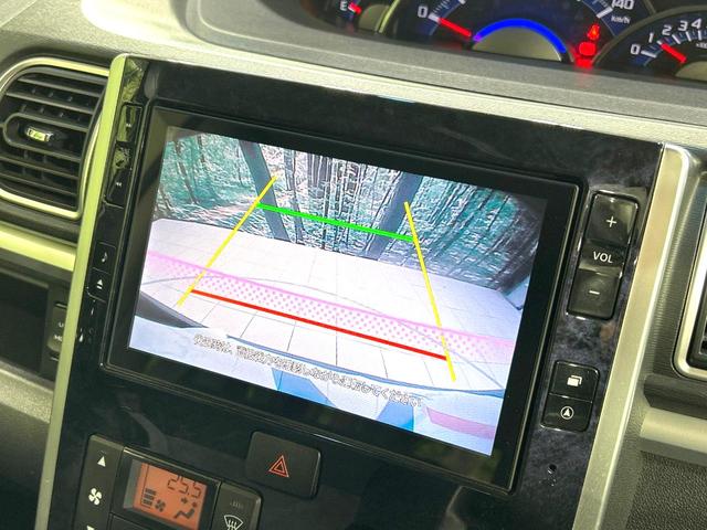 タント カスタムＲＳ　トップエディションＳＡＩＩＩ　後期型　禁煙車　ターボ　両側電動ドア　純正８型ナビ　バックカメラ　衝突軽減装置　ハーフレザー　シートヒーター　コーナーセンサー　スマートキー　ＬＥＤヘッド　ＥＴＣ　オートライト　革巻きハンドル（4枚目）