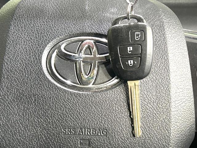 シエンタ Ｘ　禁煙車　衝突軽減装置　電動スライドドア　ＥＴＣ　キーレス　車線逸脱警報　７人乗り　オートマチックハイビーム　横滑防止装置　アイドリングストップ　盗難防止装置　プライバシーガラス　電動格納ミラー（6枚目）