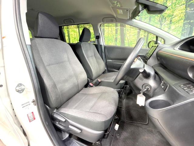 シエンタ Ｘ　禁煙車　衝突軽減装置　電動スライドドア　ＥＴＣ　キーレス　車線逸脱警報　７人乗り　オートマチックハイビーム　横滑防止装置　アイドリングストップ　盗難防止装置　プライバシーガラス　電動格納ミラー（8枚目）