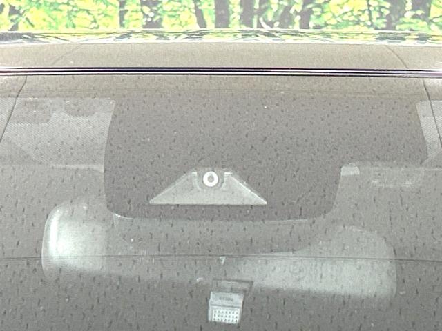 プリウス Ｓツーリングセレクション　後期型　禁煙車　純正９型ナビ　衝突軽減装置　レーダークルーズ　バックカメラ　ＥＴＣ　スマートキー　ＬＥＤヘッド　オートライト　オートエアコン　革巻きステアリング　純正１７インチＡＷ　車線逸脱警報（4枚目）