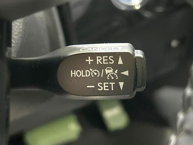 プリウス Ｓツーリングセレクション　後期型　禁煙車　純正９型ナビ　衝突軽減装置　レーダークルーズ　バックカメラ　ＥＴＣ　スマートキー　ＬＥＤヘッド　オートライト　オートエアコン　革巻きステアリング　純正１７インチＡＷ　車線逸脱警報（5枚目）