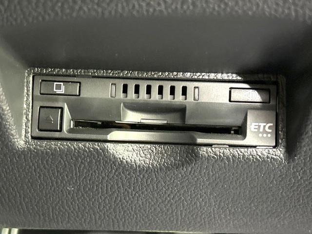 プリウス Ｓツーリングセレクション　後期型　禁煙車　純正９型ナビ　衝突軽減装置　レーダークルーズ　バックカメラ　ＥＴＣ　スマートキー　ＬＥＤヘッド　オートライト　オートエアコン　革巻きステアリング　純正１７インチＡＷ　車線逸脱警報（7枚目）