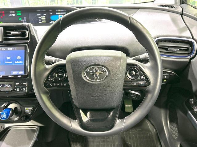 プリウス Ｓツーリングセレクション　後期型　禁煙車　純正９型ナビ　衝突軽減装置　レーダークルーズ　バックカメラ　ＥＴＣ　スマートキー　ＬＥＤヘッド　オートライト　オートエアコン　革巻きステアリング　純正１７インチＡＷ　車線逸脱警報（11枚目）