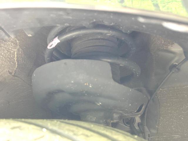 プリウス Ｓツーリングセレクション　後期型　禁煙車　純正９型ナビ　衝突軽減装置　レーダークルーズ　バックカメラ　ＥＴＣ　スマートキー　ＬＥＤヘッド　オートライト　オートエアコン　革巻きステアリング　純正１７インチＡＷ　車線逸脱警報（20枚目）