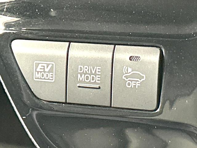 プリウス Ｓツーリングセレクション　後期型　禁煙車　純正９型ナビ　衝突軽減装置　レーダークルーズ　バックカメラ　ＥＴＣ　スマートキー　ＬＥＤヘッド　オートライト　オートエアコン　革巻きステアリング　純正１７インチＡＷ　車線逸脱警報（32枚目）