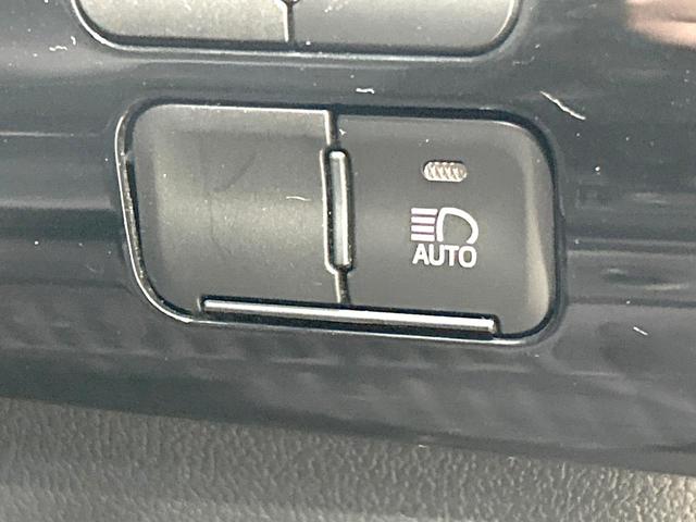 プリウス Ｓツーリングセレクション　後期型　禁煙車　純正９型ナビ　衝突軽減装置　レーダークルーズ　バックカメラ　ＥＴＣ　スマートキー　ＬＥＤヘッド　オートライト　オートエアコン　革巻きステアリング　純正１７インチＡＷ　車線逸脱警報（34枚目）