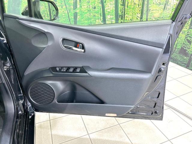 プリウス Ｓツーリングセレクション　後期型　禁煙車　純正９型ナビ　衝突軽減装置　レーダークルーズ　バックカメラ　ＥＴＣ　スマートキー　ＬＥＤヘッド　オートライト　オートエアコン　革巻きステアリング　純正１７インチＡＷ　車線逸脱警報（45枚目）