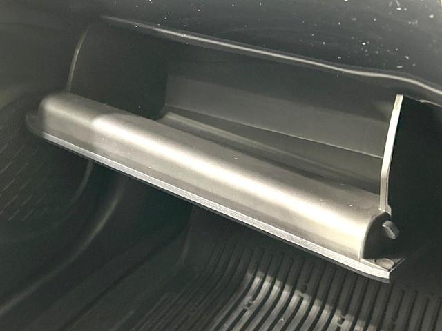 プリウス Ｓツーリングセレクション　後期型　禁煙車　純正９型ナビ　衝突軽減装置　レーダークルーズ　バックカメラ　ＥＴＣ　スマートキー　ＬＥＤヘッド　オートライト　オートエアコン　革巻きステアリング　純正１７インチＡＷ　車線逸脱警報（50枚目）