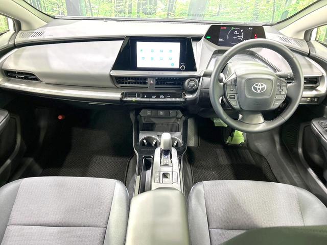 プリウス Ｘ　禁煙車　純正８型ディスプレイオーディオ　バックカメラ　衝突軽減装置　１００Ｖ電源　レーダークルーズ　ドラレコ　コーナーセンサー　スマートキー　ＬＥＤヘッド　ＥＴＣ２．０　オートハイビーム　オートライト（2枚目）