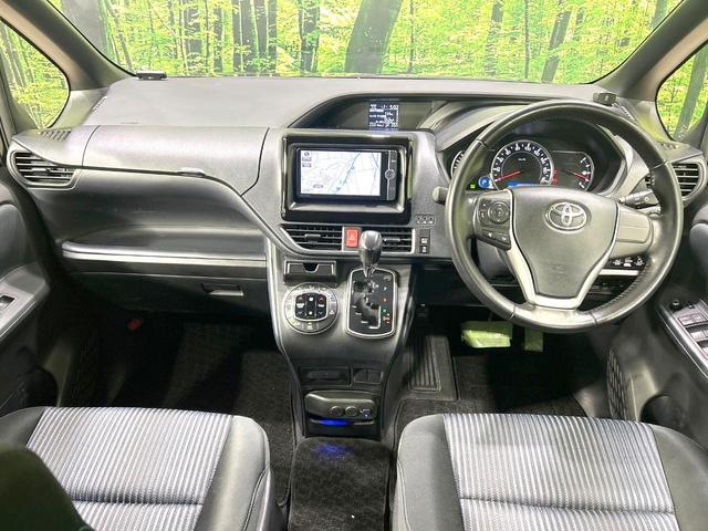 ヴォクシー ZS 禁煙車 純正ナビ 両側電動スライドドア バックカメラ ETC スマートキー LEDヘッド 革巻きステアリング 純正16インチAW オートエアコン オートライト 盗難防止装置 プライバシーガラス(2枚目)