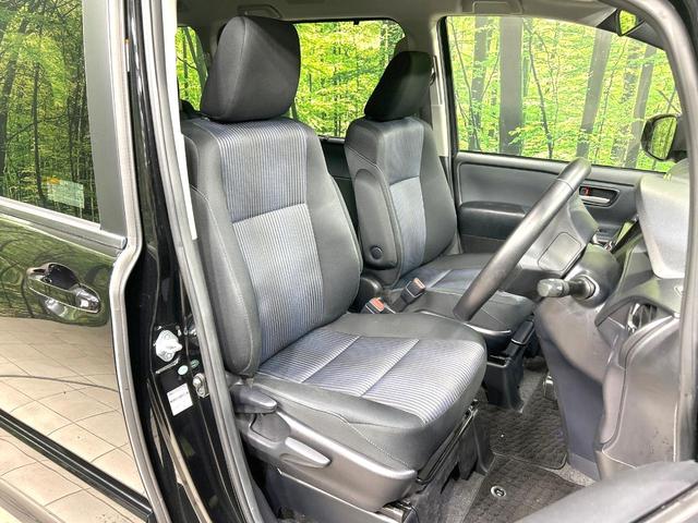 ヴォクシー ZS 禁煙車 純正ナビ 両側電動スライドドア バックカメラ ETC スマートキー LEDヘッド 革巻きステアリング 純正16インチAW オートエアコン オートライト 盗難防止装置 プライバシーガラス(8枚目)