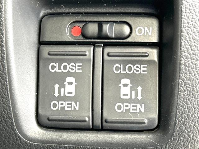 【両側パワースライドドア】スマートキーや運転席のスイッチで後席両側スライドドアの開閉が可能♪電動だから力を入れてドアを開ける必要が無く、小さなお子様でも簡単に開け閉めでき快適です♪