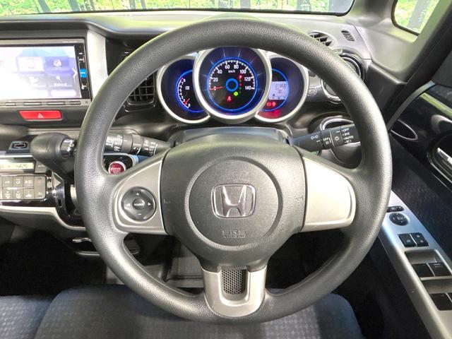 インテリアに合わせたデザインのステアリングは、運転される方のことも考え、運転しやすい形状、大きさです。是非一度、実際に触ってお確かめください。