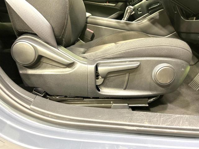 MAZDA3ファストバック 15Sツーリング 禁煙車 8.8型マツダコネクトナビ 衝突軽減装置 レーダクルーズ バックカメラ スマートキー ETC ドラレコ オートライト オートエアコン LEDヘッド 革巻きステアリング 17インチAW(65枚目)