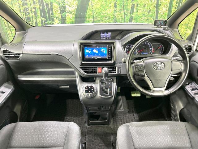 ヴォクシー Ｖ　禁煙車　ＳＤナビ　バックカメラ　　ＣＤ／ＤＶＤ／フルセグ　Ｂｌｕｅｔｏｏｔｈ　ＬＥＤヘッド　オートハイビーム　オートライト　両側電動ドア　クルーズコントロール　コーナーセンサー　スマートキー　ＥＴＣ（2枚目）