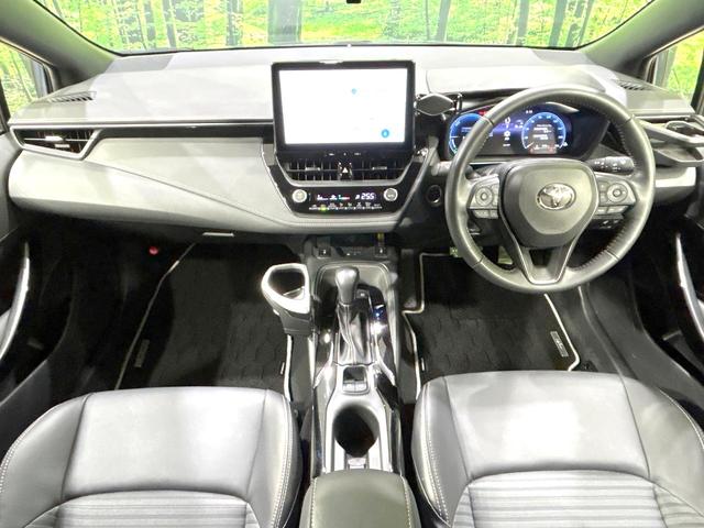 カローラツーリング ハイブリッド　ダブルバイビー　禁煙車　純正１０．５インチナビ　バックカメラ　衝突軽減装置　レーダクルーズ　シートヒーター　ステアリングヒーター　ＥＴＣ　スマートキー　ＬＥＤヘッド　革巻きステアリング　純正１７インチＡＷ（2枚目）