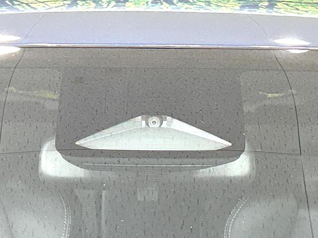 カローラツーリング ハイブリッド　ダブルバイビー　禁煙車　純正１０．５インチナビ　バックカメラ　衝突軽減装置　レーダクルーズ　シートヒーター　ステアリングヒーター　ＥＴＣ　スマートキー　ＬＥＤヘッド　革巻きステアリング　純正１７インチＡＷ（5枚目）