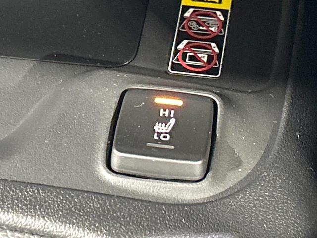 カローラツーリング ハイブリッド　ダブルバイビー　禁煙車　純正１０．５インチナビ　バックカメラ　衝突軽減装置　レーダクルーズ　シートヒーター　ステアリングヒーター　ＥＴＣ　スマートキー　ＬＥＤヘッド　革巻きステアリング　純正１７インチＡＷ（7枚目）