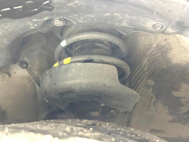 カローラツーリング ハイブリッド　ダブルバイビー　禁煙車　純正１０．５インチナビ　バックカメラ　衝突軽減装置　レーダクルーズ　シートヒーター　ステアリングヒーター　ＥＴＣ　スマートキー　ＬＥＤヘッド　革巻きステアリング　純正１７インチＡＷ（20枚目）