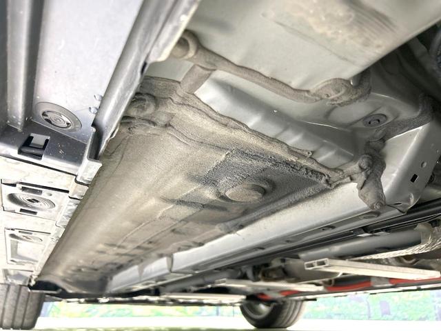 カローラツーリング ハイブリッド　ダブルバイビー　禁煙車　純正１０．５インチナビ　バックカメラ　衝突軽減装置　レーダクルーズ　シートヒーター　ステアリングヒーター　ＥＴＣ　スマートキー　ＬＥＤヘッド　革巻きステアリング　純正１７インチＡＷ（21枚目）