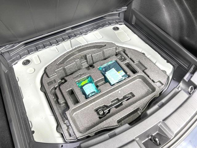 カローラツーリング ハイブリッド　ダブルバイビー　禁煙車　純正１０．５インチナビ　バックカメラ　衝突軽減装置　レーダクルーズ　シートヒーター　ステアリングヒーター　ＥＴＣ　スマートキー　ＬＥＤヘッド　革巻きステアリング　純正１７インチＡＷ（50枚目）