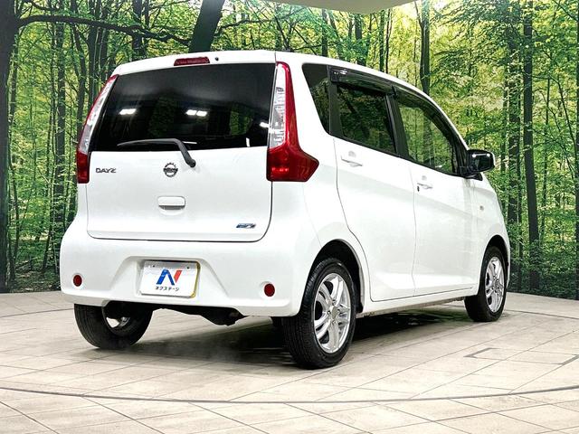 デイズ Ｓ　４ＷＤ　禁煙車　衝突軽減装置　ドラレコ　シートヒーター　電動格納ミラー　横滑防止装置　オーディオ　アイドリングストップ　キーレス　盗難防止装置　プライバシーガラス　ヘッドライトレベライザー（17枚目）