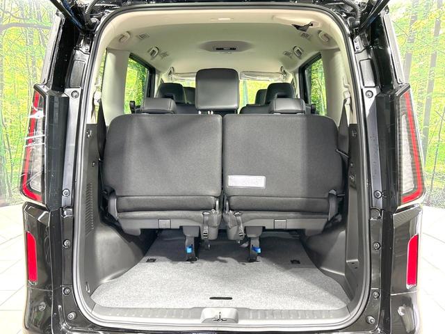 セレナ ｅ－パワー　ハイウェイスターＶ　登録済未使用車　メーカー純正１２．３型ナビ　全周囲カメラ　プロパイロット　両側電動スライドドア　衝突軽減装置　ＨＤＭＩ　シートヒーター　デジタルインナーミラー　リアオートエアコン　ＬＥＤヘッド（11枚目）